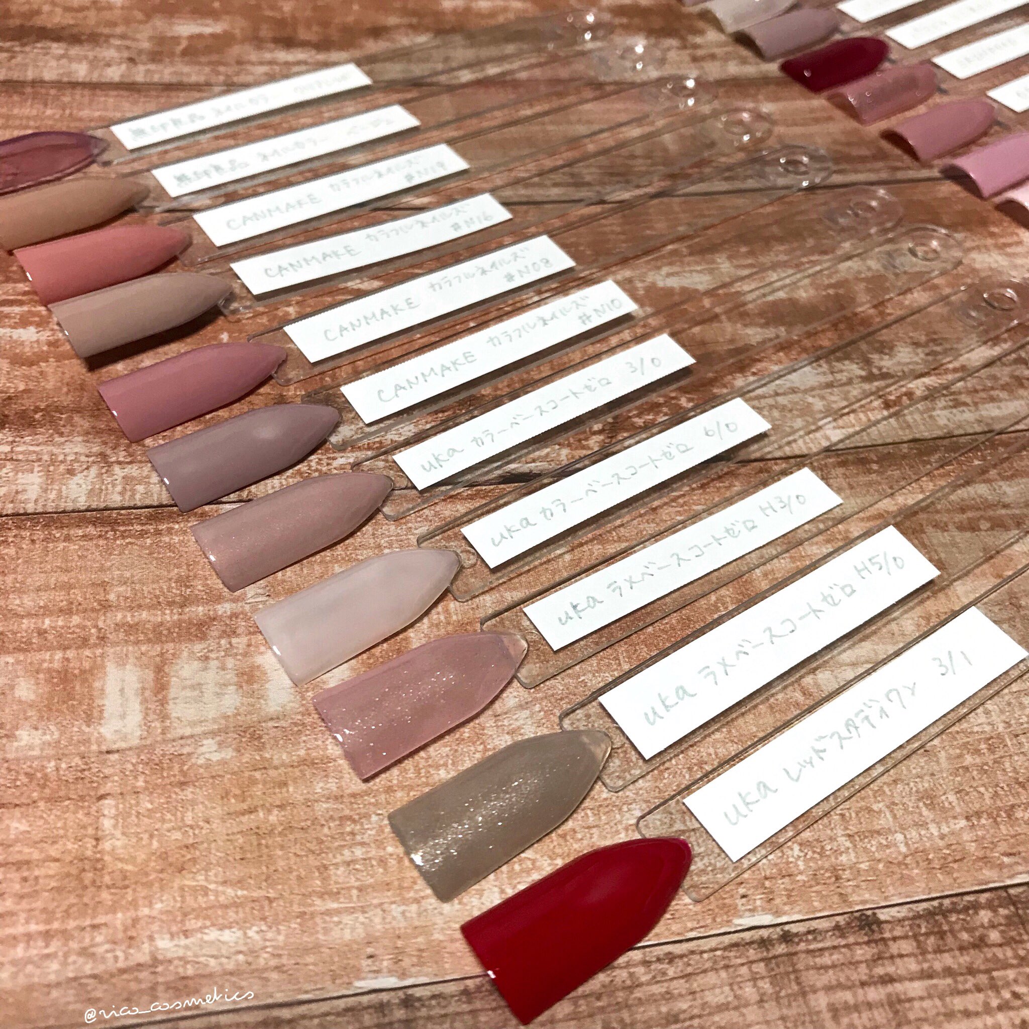 りこ ネイルカラーチャート出来たー 達成感 似たような色 でも微妙なニュアンスの違いにこだわりたい時とか あんまり出番のないものの可愛さを再確認したい時とか とにかく手持ちネイルの比較に使いたくて スティックタイプのチップなら後から足せる