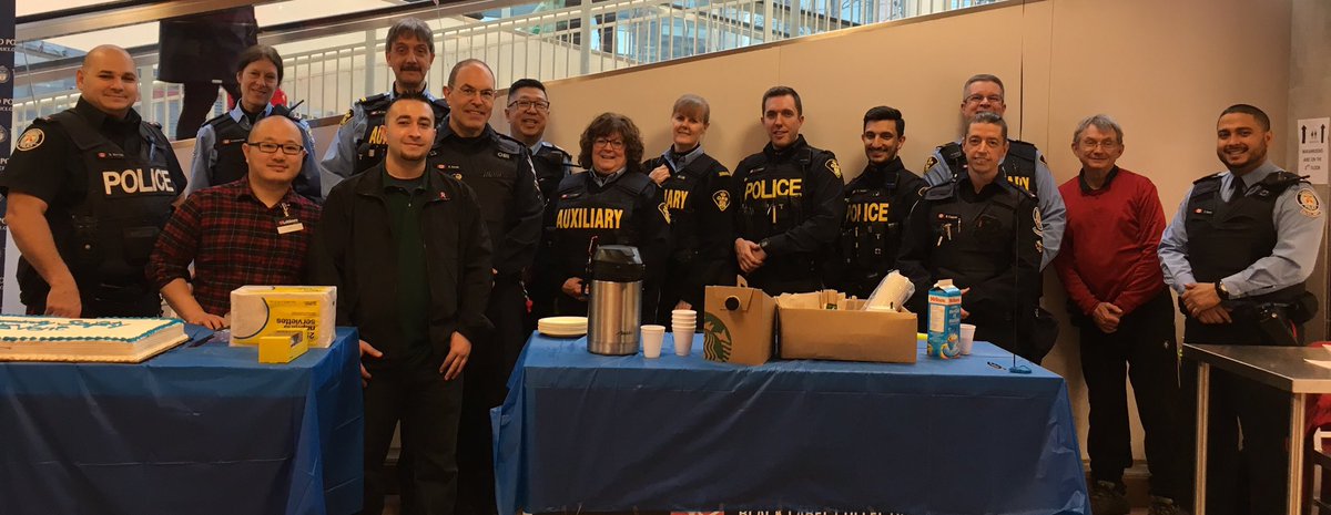 TPSAuxEdison's tweet photo. We’re sharing Community Safety tips  @LoblawsON #QueensQuay Lower Jarvis and Lake Shore. Here with our partners from @TPSMarineUnit @TrafficServices @OPP_HSD @YourTrafficCop #teamwork #safety Drop by! @TPS51Div @TPS51CRU https://t.co/hrAIMY5ZcR