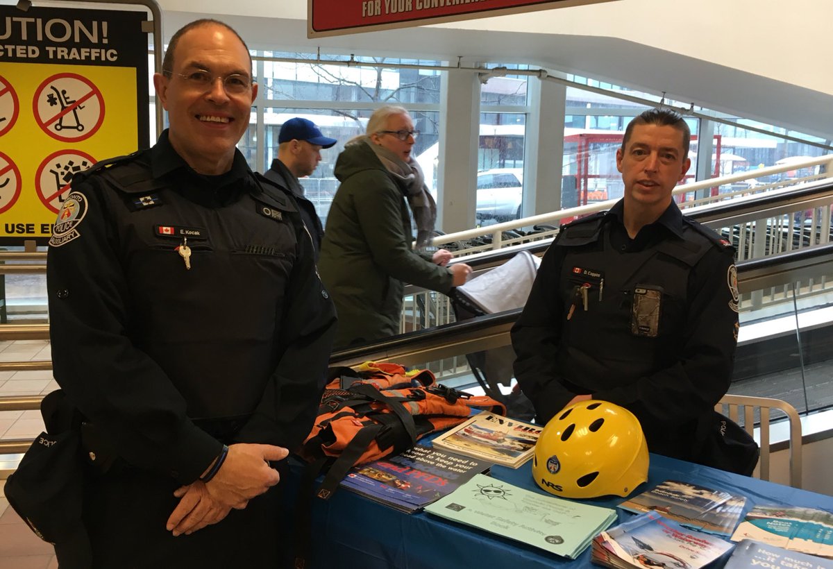 TPSAuxEdison's tweet photo. We’re sharing Community Safety tips  @LoblawsON #QueensQuay Lower Jarvis and Lake Shore. Here with our partners from @TPSMarineUnit @TrafficServices @OPP_HSD @YourTrafficCop #teamwork #safety Drop by! @TPS51Div @TPS51CRU https://t.co/hrAIMY5ZcR