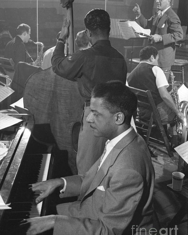 Benny Goodman - Moonglow
youtu.be/sHcneaZIvVM

#Jazz #AllTimeStandards #BennyGoodman #TeddyWilson #JackTeagarden #CharlieTeagarden #GeorgeThow #BennyMartel #HankRoss #HarryGoodman #RayMcKinley