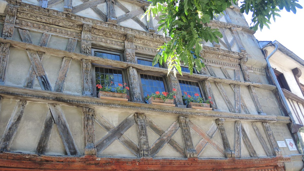 Envie de (re)découvrir l'histoire millénaire de #SaintBrieuc ? L'exposition "Le cœur de ville à travers les âges" est visible, dimanche après-midi, à l'Hôtel des Ducs de Bretagne (15 rue Fardel). Des visites commentées sont proposées à 15 h, 16 h et 17 h et c'est gratuit.