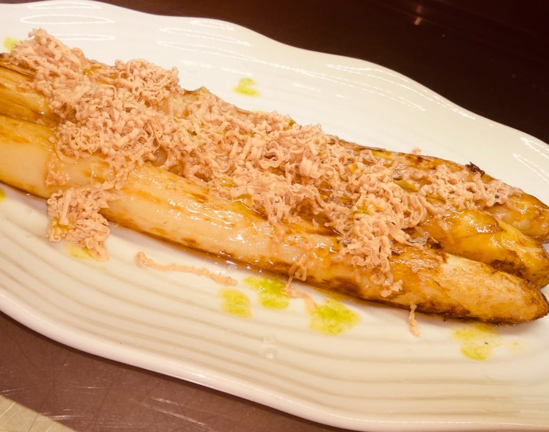 Entre nuestros #fueradecarta de este finde tenemos estos irresistibles #esparragos de Navarra con #foie. Si le sumas una copita de vino y buena compañía, tienes el pack perfecto para pasar una noche de 10, ¿nos acompañas?