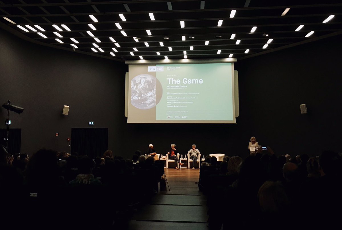 Museo_MAXXI's tweet photo. #LibriAlMAXXI, @GioMelandri : “Come @bariccoale in #TheGame, anche noi, come museo, abbiamo iniziato un processo di ricerca tra intelligenza artificiale ed estetica”. Con queste parole, il libro di oggi entra in dialogo con la strada tracciata e in divenire di #LowFormExhibit. https://t.co/PnEf04W8tx
