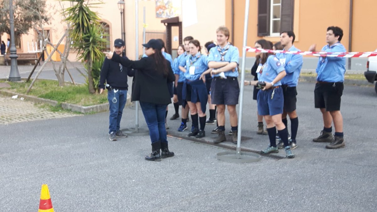 CaritasRoma's tweet photo. La questura, la scuola di italiano, la visita medica la tendopoli...150 scout @agesci della @diocesidiroma ripercorrono virtualmente le tappe dei rifugiati che arrivano in Italia con gli operatori dell'Area Immigrati @CaritasRoma https://t.co/PsgL6mfmbY