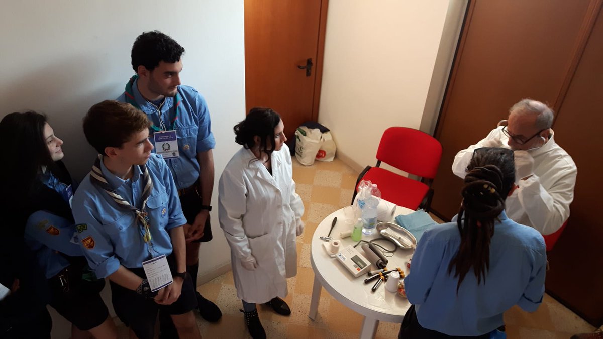 CaritasRoma's tweet photo. La questura, la scuola di italiano, la visita medica la tendopoli...150 scout @agesci della @diocesidiroma ripercorrono virtualmente le tappe dei rifugiati che arrivano in Italia con gli operatori dell'Area Immigrati @CaritasRoma https://t.co/PsgL6mfmbY