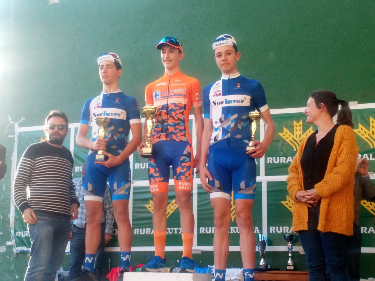 @AiarakoBira19
Bruno Ibáñez e Iván Romeo del  @EquipoCadeteNorInver logran la segunda y 3ª posición en la 4ª etapa en Artziniaga.
De momento Bruno se coloca de líder en la clasificación general.
Mañana se disputa la 5ª y última etapa en Respaldiza.
<a href="/CdCiclismo/">CD Ciclismo Arroyo de la Encomienda</a>