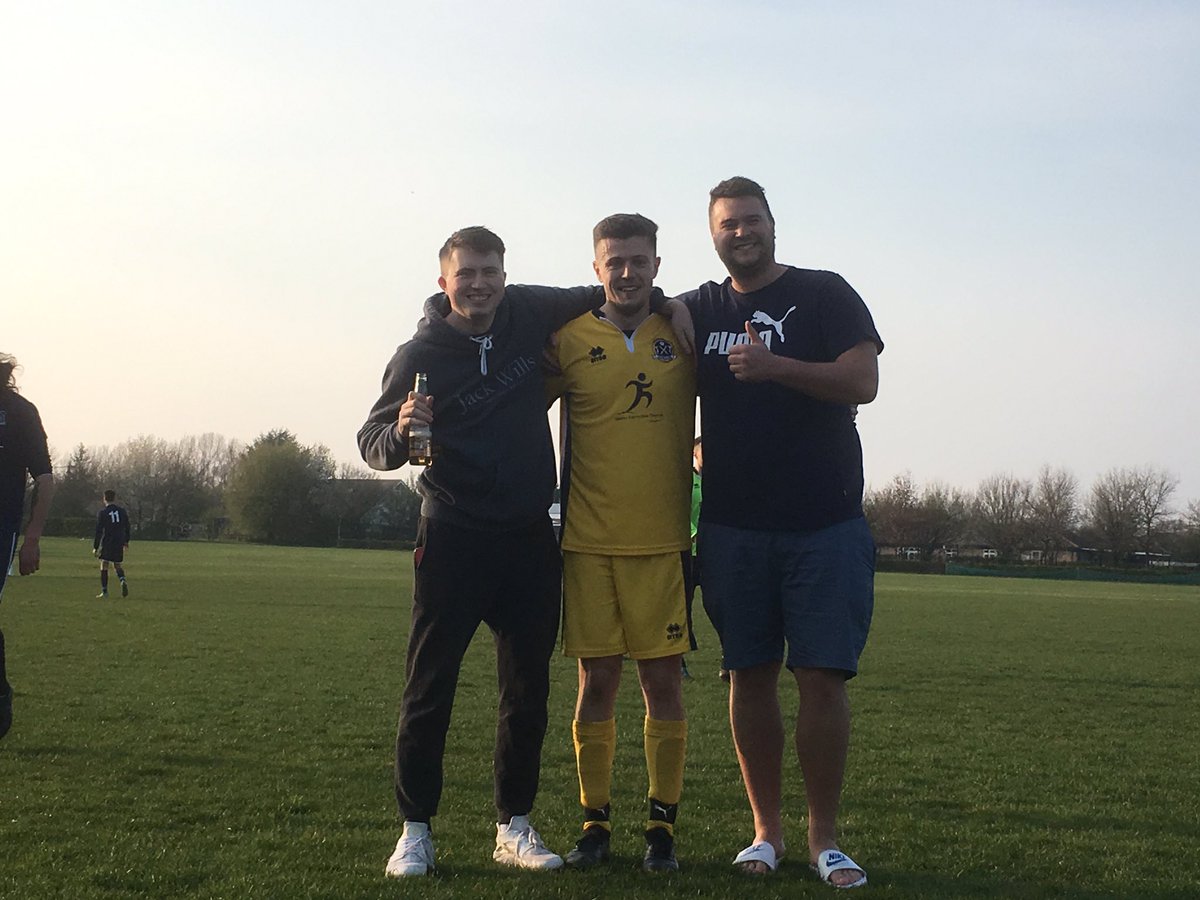 BluntishamFC's tweet photo. Someone made themselves two new fans. #one39 @Thaxted_Rangers @steve_merry7 @DHudson93 https://t.co/hDdWXYQVmj