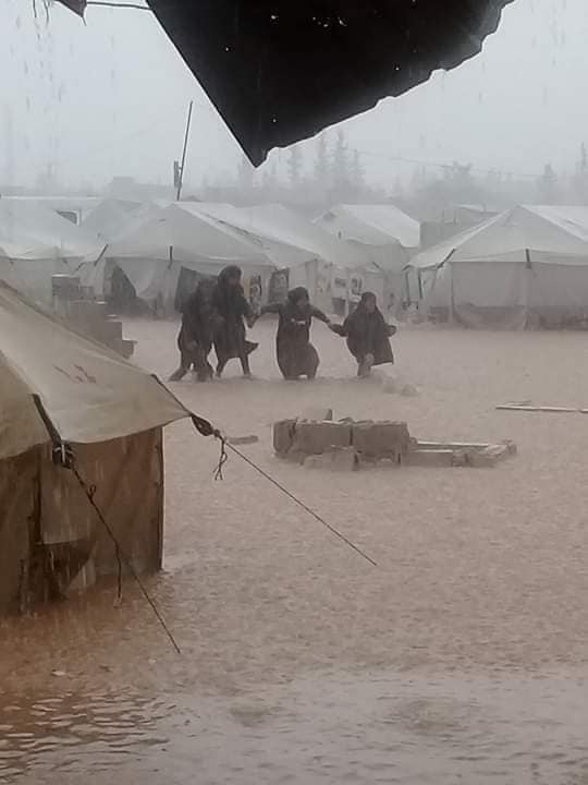 SyriaCivilDef's tweet photo. The already bleak living conditions of several camps in northern #Syria have come under heavy and damaging rains. #WhiteHelmets are on site providing as much aid and assistance as possible in the affected camps as the flooding continues. https://t.co/raI4aAn0xV
