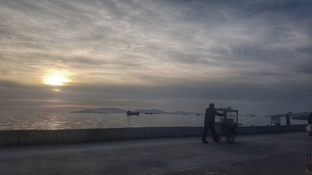 çayın altını yakın,
şiir var bugün...

şiir mevsimi 21.00'de @erkamradyo'da.