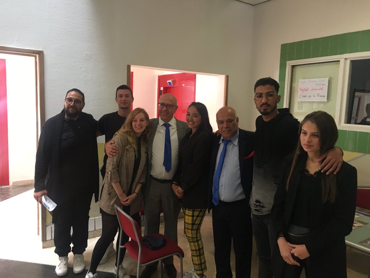 DavlNice's tweet photo. Les élèves du lycée Jacques Dolle d’Antibes font sensation lors de la présentation de leur nouveau clip sur la #laicité, durant la journée académique de la pédagogie #JAP2019. https://t.co/B2208wlRg9