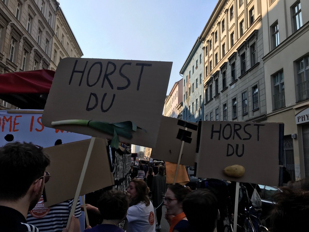 Etwa 6000 Menschen gingen heute in #Berlin auf die Straße um gegen die #Asylpolitik von #Seehofer zu demonstrieren. Die Zivilbevölkerung muss endlich gehört werden und #Solidarität muss praktisch werden! #safepassage #Freealltheships #SeehoferWegbassen #civilfleet