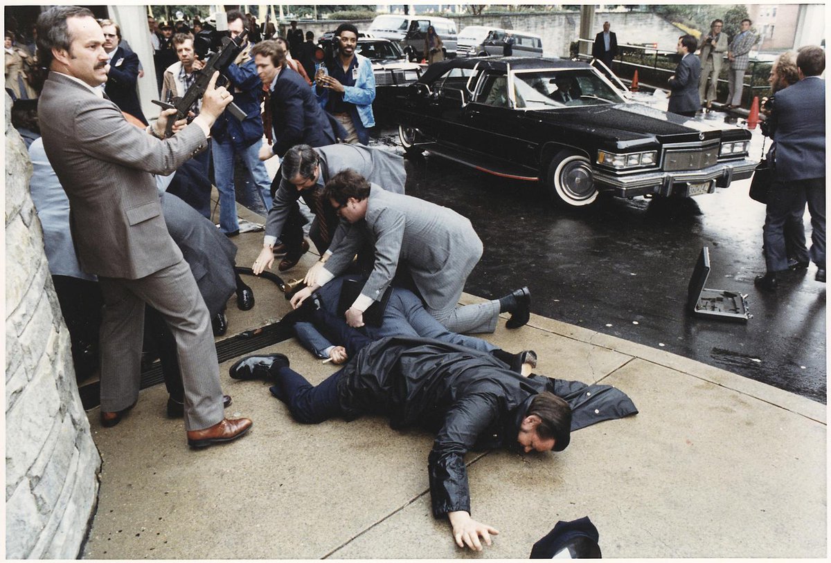 TODOCELLmx's tweet photo. Sábado de Un día como hoy.😱
-El 30 de marzo de 1981 en Estados Unidos se realiza un intento de asesinato contra el presidente Ronald Reagan. https://t.co/W9NsTXwd3r
