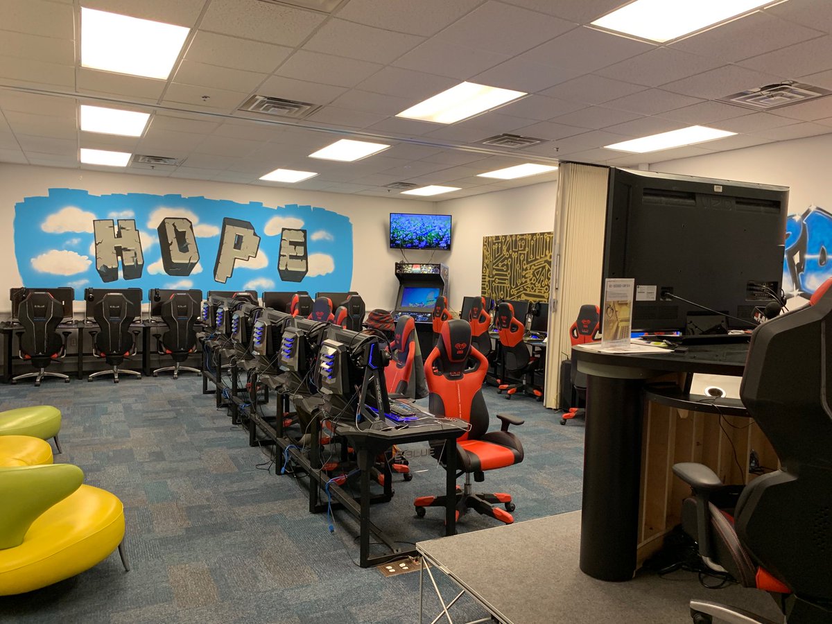 TheLANnetwork's tweet photo. Never before seen sneak peek photos of the new TLN facility! Complete with 40+ state of the art Console/PC gaming stations, Stage with studio lighting and audio, Lounge (w/ popcorn machine, and private rooms. https://t.co/YYfGG3Igub
