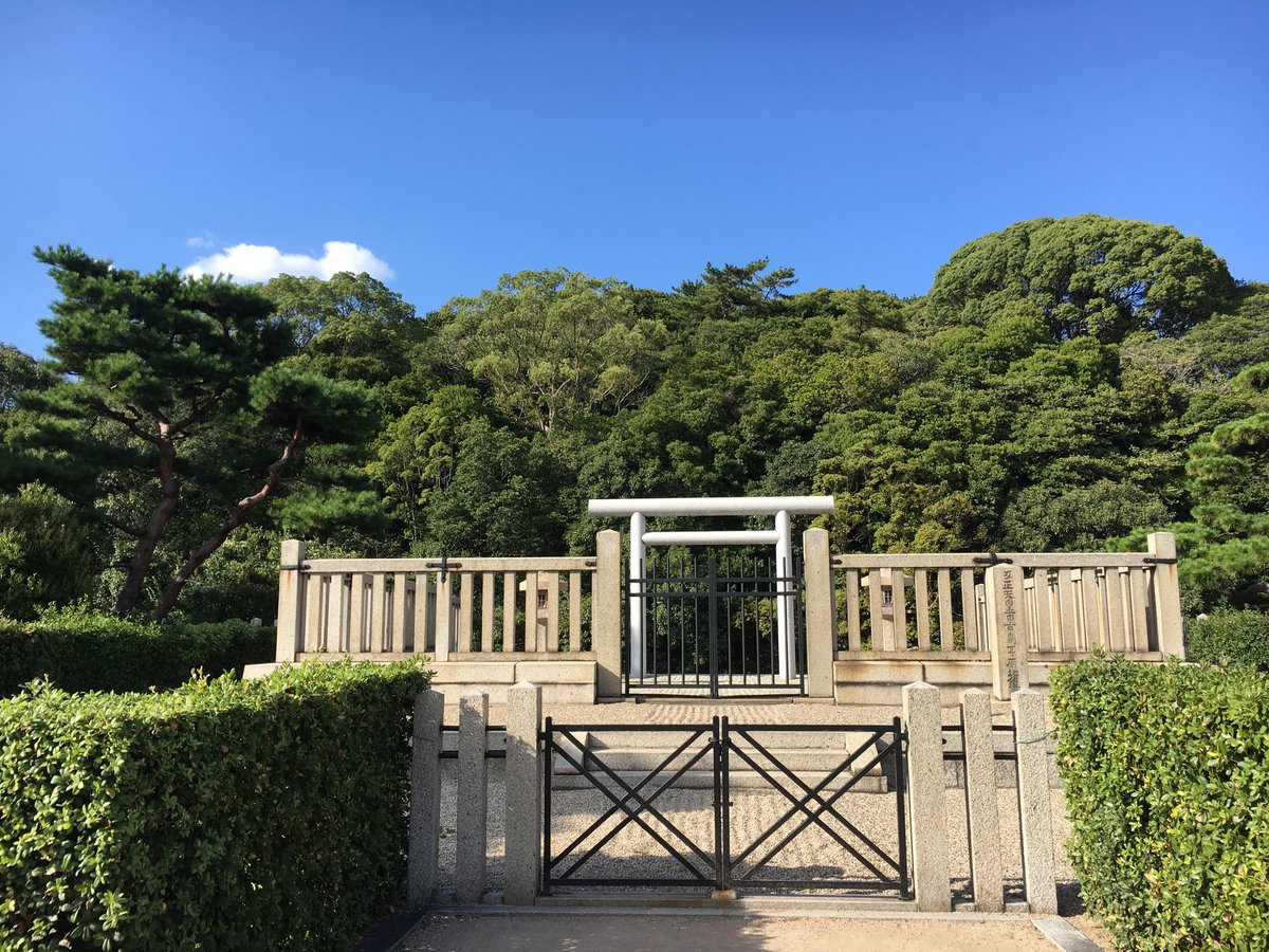 JTH08E's tweet photo. ㅤㅤㅤ📚♡。{#howthblr}.
› Day 2 in Japan: Fuimos a dos Kofun, o tumbas japonesas que remontan cientos de años. Es interesante que todas tienen forma de cerradura. ✔️
↳ #eviehs https://t.co/BCc5YLzMb6