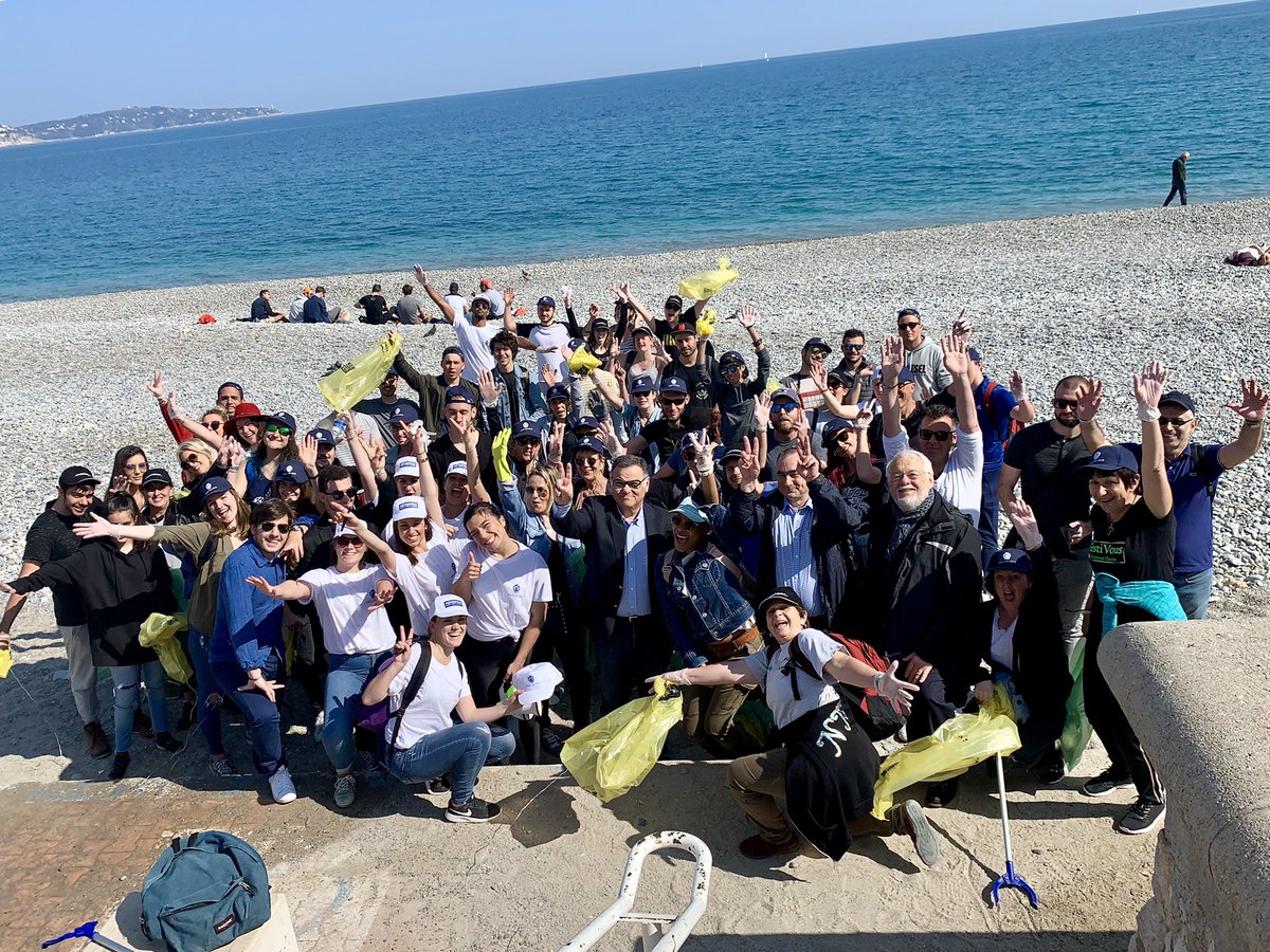 PPLeonelli's tweet photo. Je remercie ces jeunes étudiants qui ont collecté 325 Kgs de déchets sur nos plages en 1h30 à #Nice06 Come and Clean dans le cadre de la #Cleanwalk  avec l’aide de la @MetropoleNCA https://t.co/4njXKJoWrK