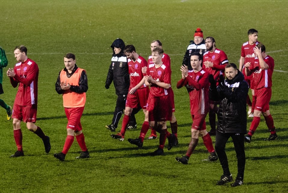 ando2409's tweet image. The non-league 🔴 come back in another game to win the 3 points! Great character &amp;amp; desire shown to keep this unbeaten 12 game run!

Massive shout out to the fans who travelled over &amp;amp; kept singing to cheer the boys on to victory 👏🏼👏🏼. 31 points out of 33, not too bad eh #VamosAFC