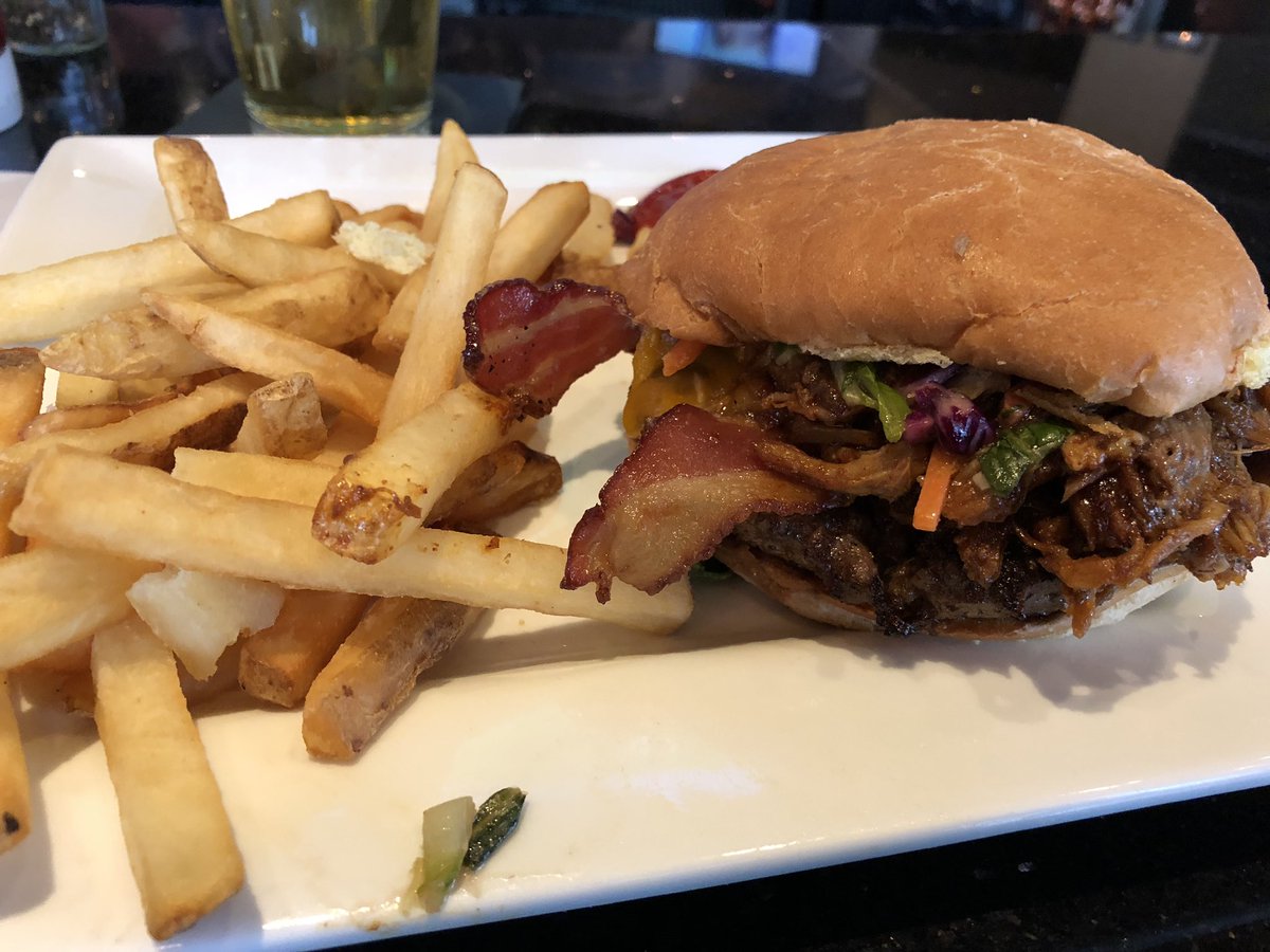 JeffZCLE's tweet photo. Hey @JeromeBettis36 - now that’s a tasty burger!  Enjoying lunch at Grille 36! https://t.co/b2RkXM6Min