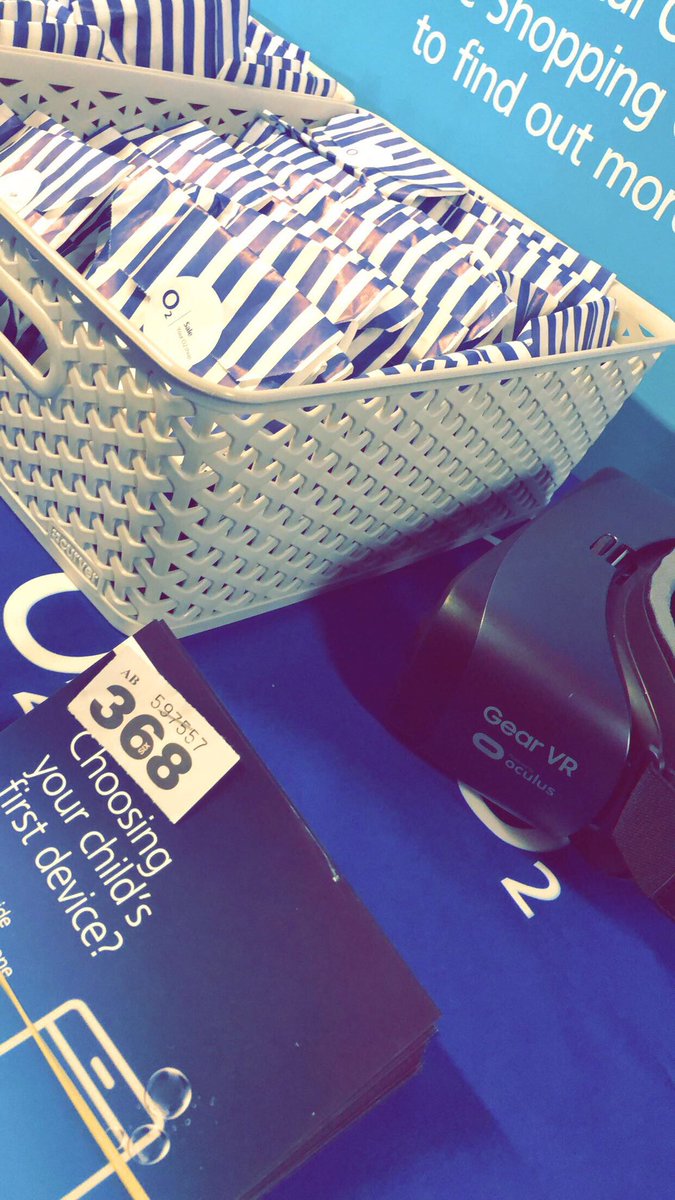 emmawatson0623's tweet image. All set up at the Storm Shelter... come &amp;amp; enjoy our VR on the ice experience, grab a bag of sweets &amp;amp; collect your raffle ticket to get a chance to win an ALCATEL TABLET #O2sale @MIDCommsUK @Mcr_Storm #Giveaway 🌩💙