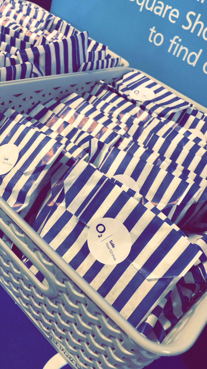 emmawatson0623's tweet image. All set up at the Storm Shelter... come &amp;amp; enjoy our VR on the ice experience, grab a bag of sweets &amp;amp; collect your raffle ticket to get a chance to win an ALCATEL TABLET #O2sale @MIDCommsUK @Mcr_Storm #Giveaway 🌩💙