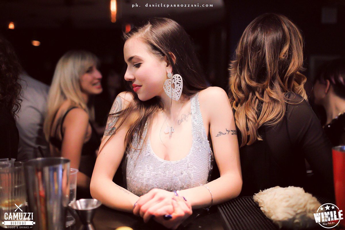 DeniseCicchitti's tweet photo. @danieleparrozzani #silver #paillettes #heart #earrings #odietamo #bracelet #tattoo #tattoed #oldschooltattoo #bronde #longhair #mirrorselfie #myback #perfile #bb #lastfridaynight https://t.co/M3vtv71mqy