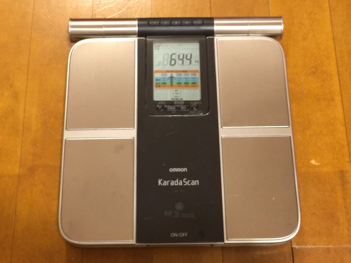 YotamonX's tweet photo. レースシーズンに入るので、久しぶりに体のチェックをしようと思ったら体重計が壊れてたんで #OMRON の #KaradaScan を買ってきた
早速計測
ヤバ❗️体脂肪15％超えてるじゃん😂
まぁ、体年齢は若いってことで😆 https://t.co/E1gIX8QEil