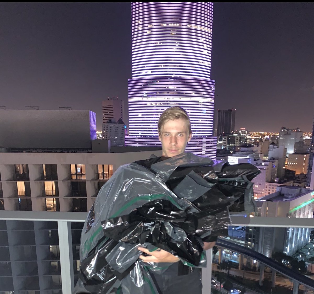 denis_shapo's tweet photo. It’s so great to see biodegradable stringing bags being used in @MiamiOpen. I used 42 bags just this week alone, think about how much plastic we are wasting yearly. We need to see more of this on tour and try to be more #EcoFriendly @ATP_Tour #Green https://t.co/2owFaFtzjF