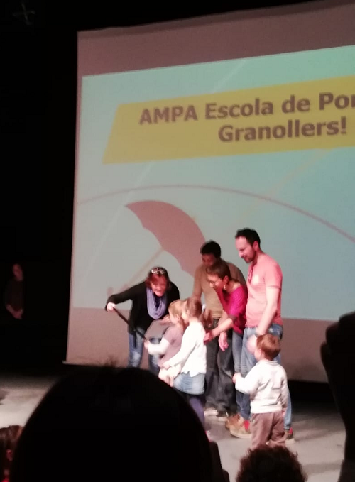 Ampa_Ponent's tweet photo. Els nostres 'Patis compartits', premiat com a 3r millor projecte a la cerimònia dels #PremisFapac2019!
Reconeixement a la feina del dia a dia per fer comunitats entre les famílies. Enhorabona a totes les AMPAs premiades! https://t.co/hDc9bwbrJR