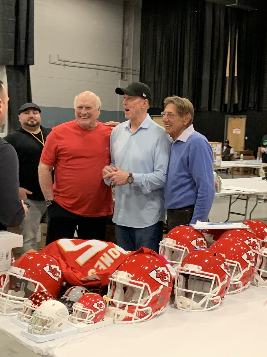 SCCTradingCards's tweet photo. Can you say #triple12? Three all time great quarterbacks together in New Jersey! #kellytough #HallOfFame @JimKelly1212 @NFL @buffalobills @nyjets @steelers @SCCTradingCards https://t.co/PULchKKM6r