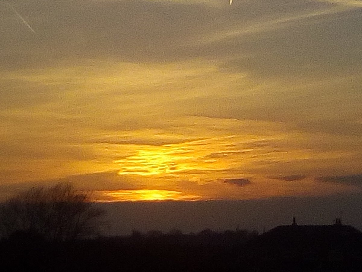 NepheloNymph's tweet photo. North Manchester, England 30/3/19 18:30 @climateviewer #CVReports #OPevidence @sheffield_lad @OfficialJeffP @NULOOKREFINISH #wedonotconsent #TheGreatAwakening #LookUp #WeatherWarfare #resist #expose #resist #godsquad #Flat #JesusChrist https://t.co/Eeclcr2hhk