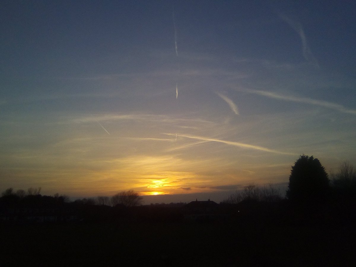 NepheloNymph's tweet photo. North Manchester, England 30/3/19 18:30 @climateviewer #CVReports #OPevidence @sheffield_lad @OfficialJeffP @NULOOKREFINISH #wedonotconsent #TheGreatAwakening #LookUp #WeatherWarfare #resist #expose #resist #godsquad #Flat #JesusChrist https://t.co/Eeclcr2hhk