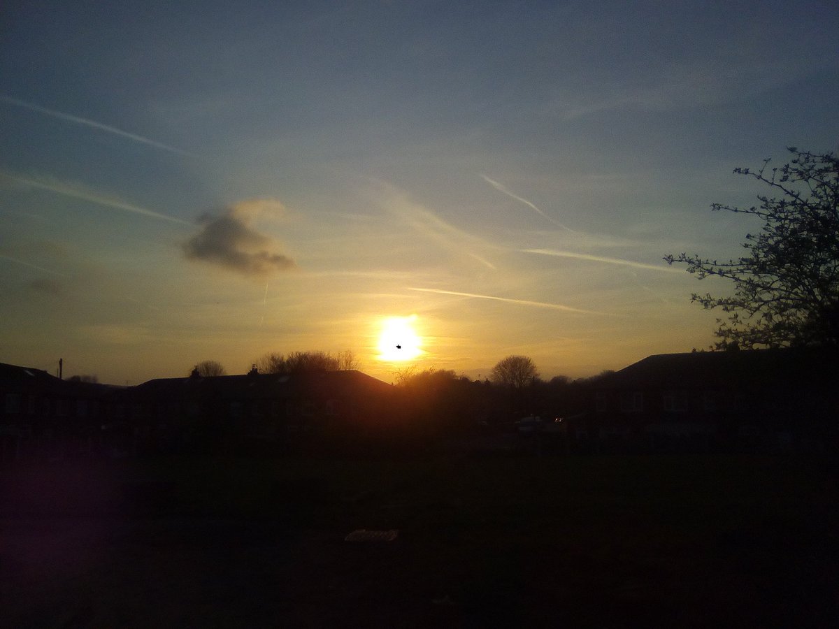 NepheloNymph's tweet photo. North Manchester, England 30/3/19 18:30 @climateviewer #CVReports #OPevidence @sheffield_lad @OfficialJeffP @NULOOKREFINISH #wedonotconsent #TheGreatAwakening #LookUp #WeatherWarfare #resist #expose #resist #godsquad #Flat #JesusChrist https://t.co/Eeclcr2hhk