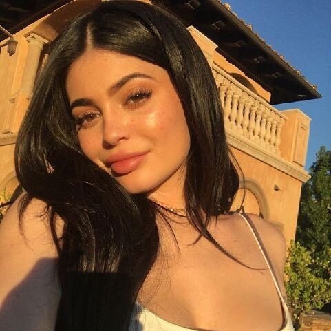 Jonahollygdr's tweet photo. -I know when I compliment her she won't believe me
and it's so, it's so sad to think that she don't see what I see
 but every time she asks me "Do I look okay?"
I say 
when I see your face
 there’s not a thing that I would change 'cause you're amazing
 just the way you are https://t.co/JdSmqpdSE1