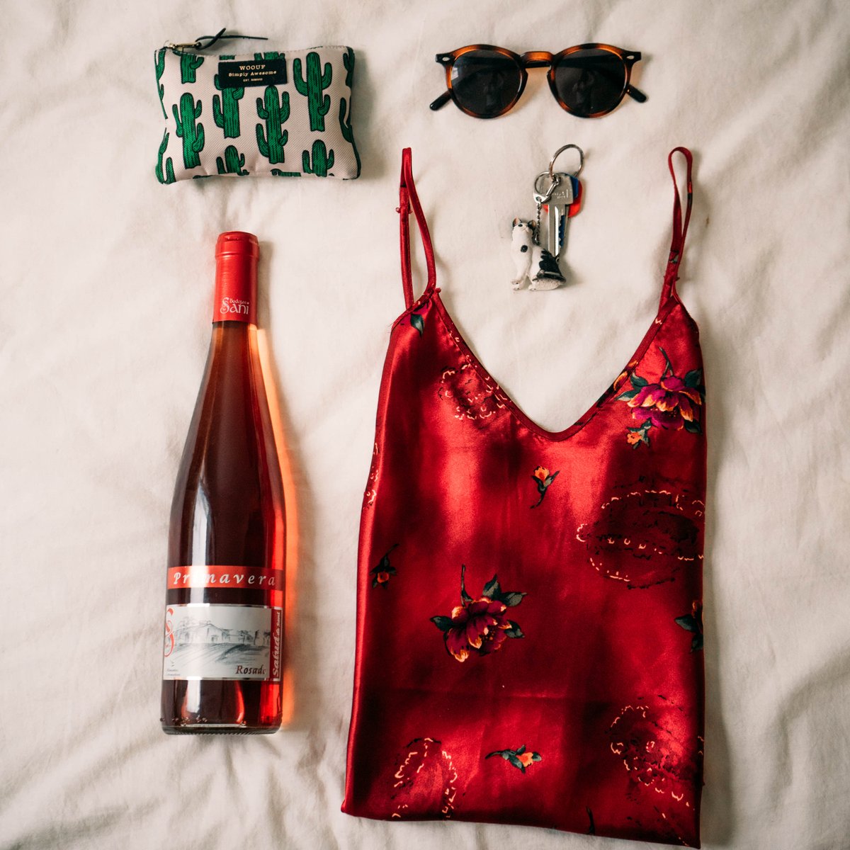 Gafas para el amanecer, vestido que conjunte llaves y una botella cargada de diversión. #Primavera ¿Algo mas que pedirle a esta noche?
.
.
.#MuchoQueHacerSentir #CalidadExtremeña #TradicionExtremeña #bodegasSani #whitewine #wine #vino #vinoblanco #picoftheday #vinoprimavera