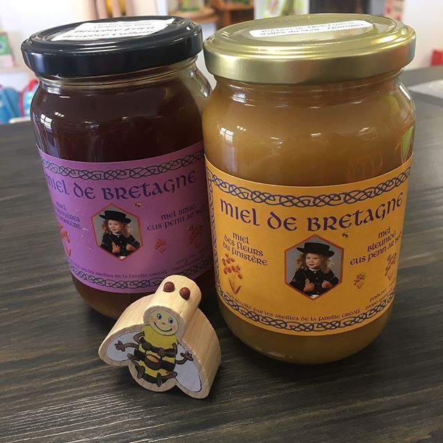jeujouethique's tweet photo. Nos clients sont incroyables 😊 
Hier nous avons reçu ces 2 pots de miel d’un client apiculteur. Il est venu au magasin pour récupérer un cadeau. Il revenait de ses ruches et était encore en tenue d’apiculteur. 
Il nous a parlé avec passion de ses abeilles 🐝 
Il ne nous reste… https://t.co/PSvQ9UXsoC