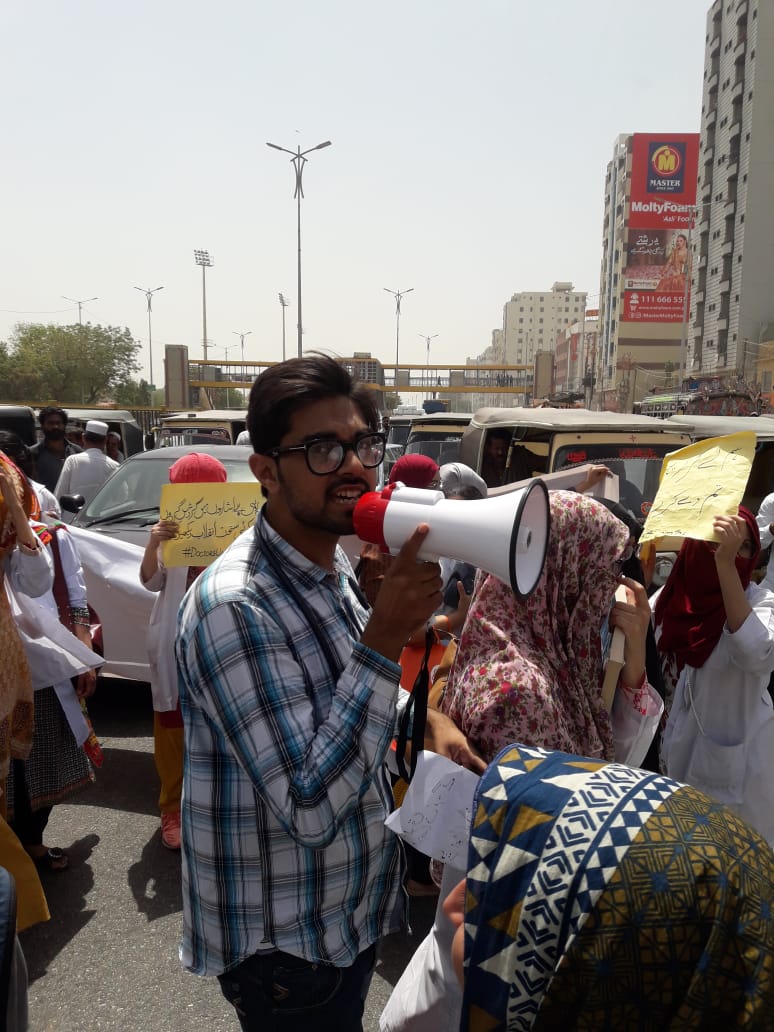 Callmemaggiee1's tweet photo. Young doctors to Higher Authorities: Hello? Can you hear us? 
Higher Authorities: 
 CPR done but still no response .
Young doctors: We are very sorry to declared them as DEAD

#unpaiddocotorsofASH #WhereisMayor #EarthHour2019  @ArifAlvi @dr_imranshah @ArsalanGhumman https://t.co/E0PYrwV6Jh