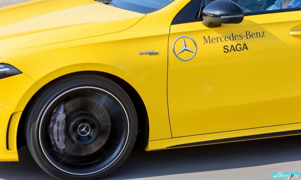FredDecuyper's tweet photo. Yellow. I like it #mercedes @MBFRANCE_ @MercedesAMG #a35amg #classeA #photo #voiture https://t.co/UlDKt8fXgG