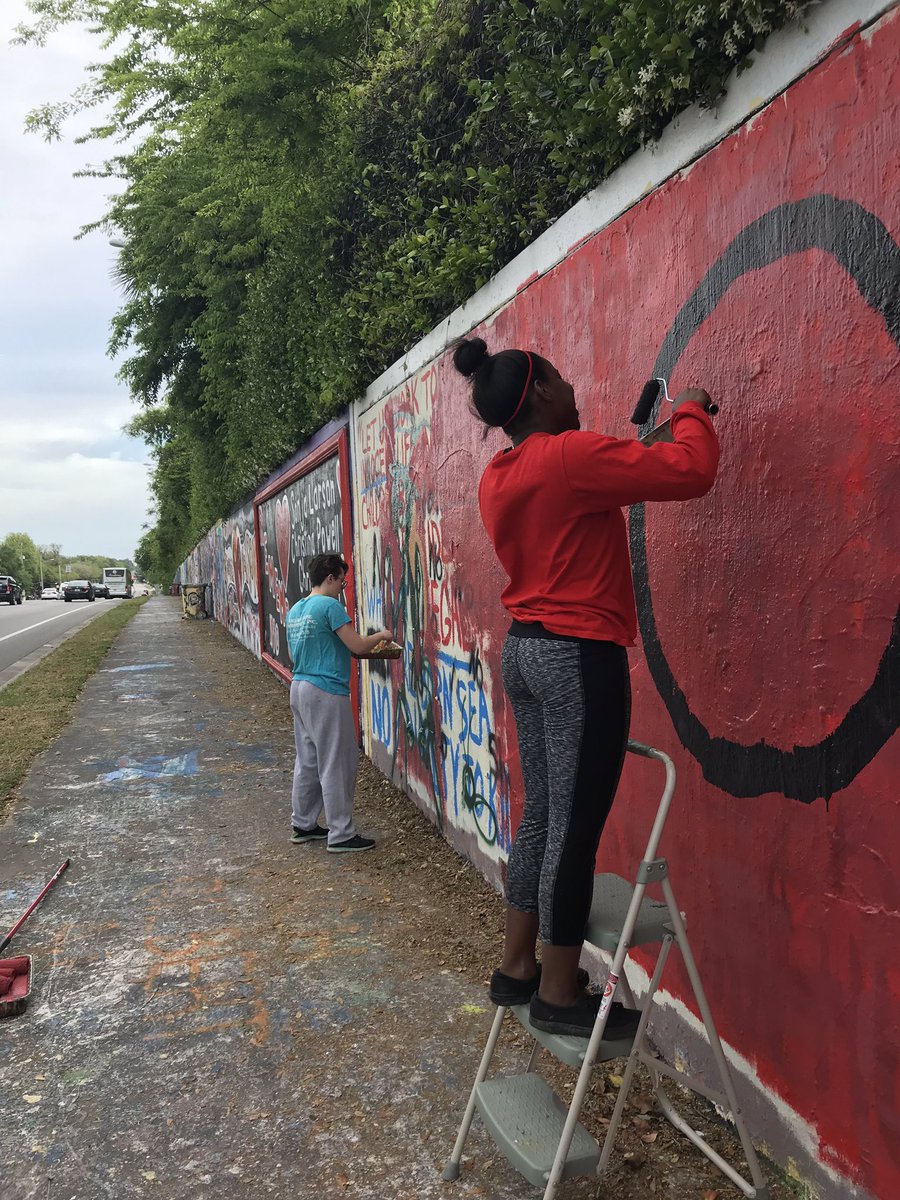 johannaschwrtz's tweet photo. 3rd time (and last time😭) painting the 34th street wall. It took 4 hours today to paint it for #bugfest2019! If you’re free, come and join us on April 6th for Bugfest: Insectopia! #ufbugs #entclubuf https://t.co/v82dMyMulZ