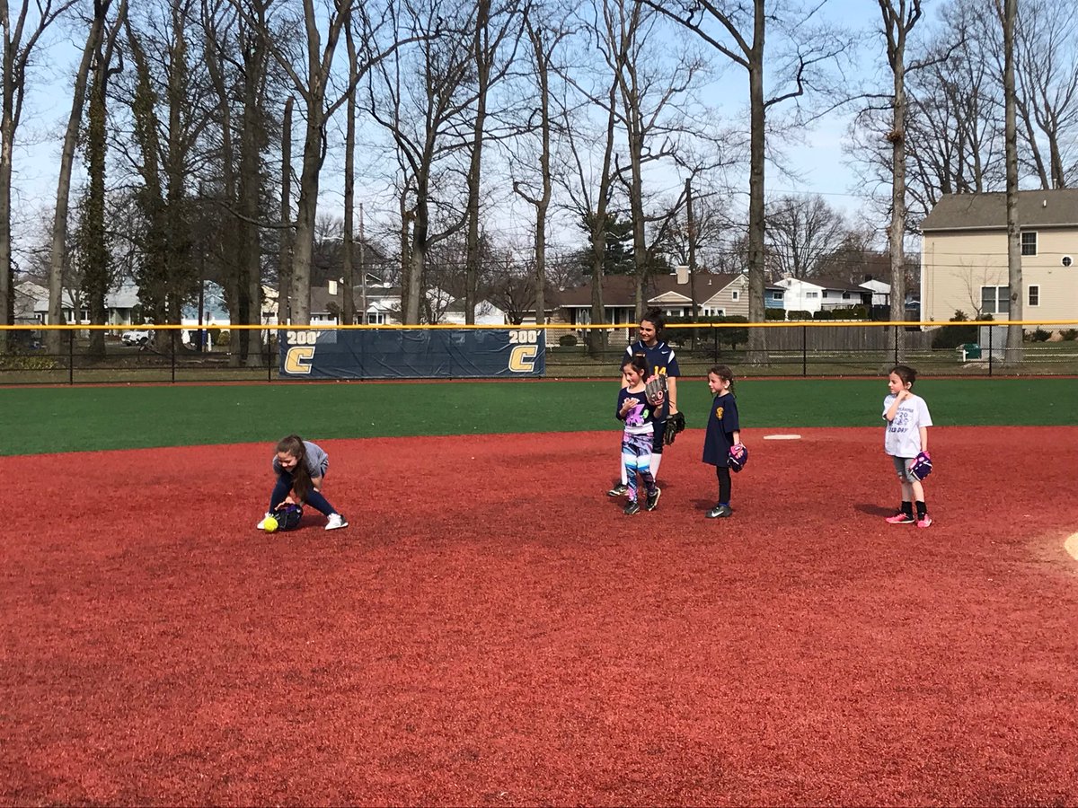 ColoniaSoftball's tweet photo. Having some fun in the sun at the CHS Softball Clinic. CHS Softball 💙💛 ⁦@CGSL_⁩ https://t.co/brsBA84kIs