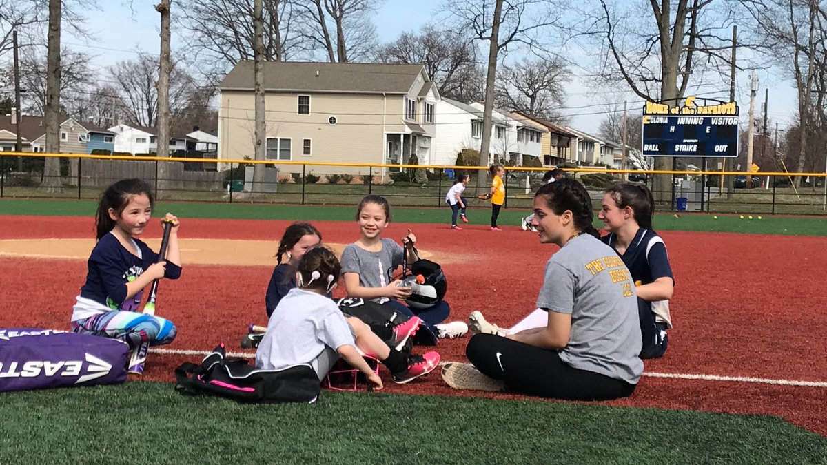 ColoniaSoftball's tweet photo. Having some fun in the sun at the CHS Softball Clinic. CHS Softball 💙💛 ⁦@CGSL_⁩ https://t.co/brsBA84kIs