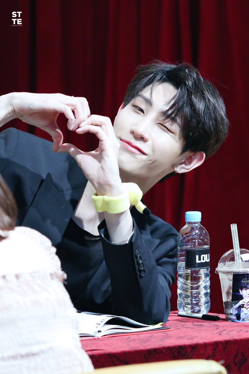 STTE_lou's tweet photo. 190330 중구 청소년수련관

오늘��터 1일

#로우 #lou #호성 #김호성 #VAV #kimhosung #THRILLA_KILLA #브이에이브이 https://t.co/CWKgxOyhzn