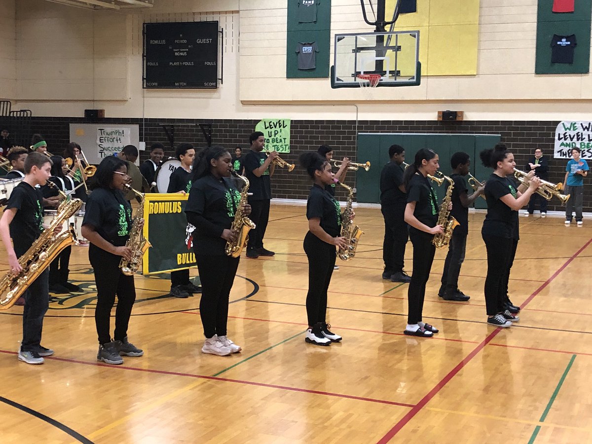 romulusbulldogs's tweet photo. Our band making it work. Marching and all. Way to go. https://t.co/pl1952JXh5