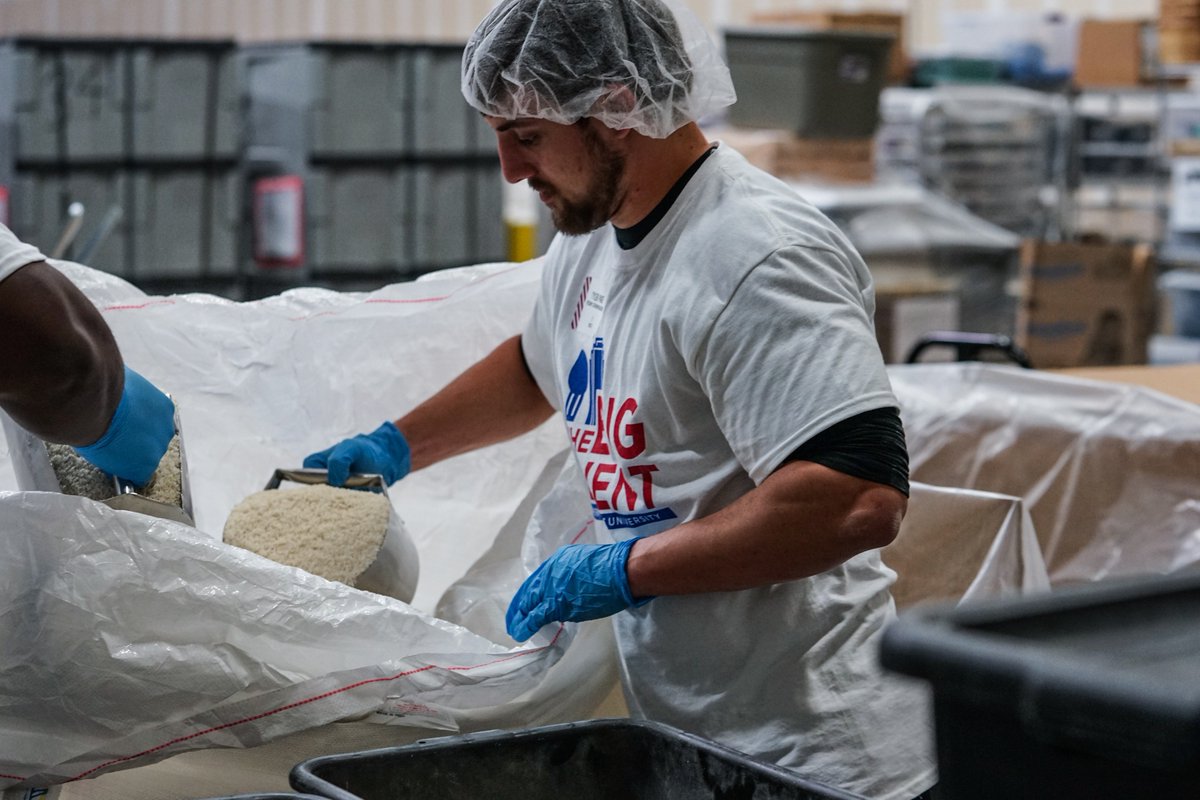 SMUFB's tweet photo. 1⃣5⃣3⃣ boxes packed
3⃣3⃣k+ meals
9⃣1⃣ kids fed for a year!
The team broke records today with #SMUBigEvent at @fmsc_org! #PonyUpDallas https://t.co/xkzpBsW8Mw