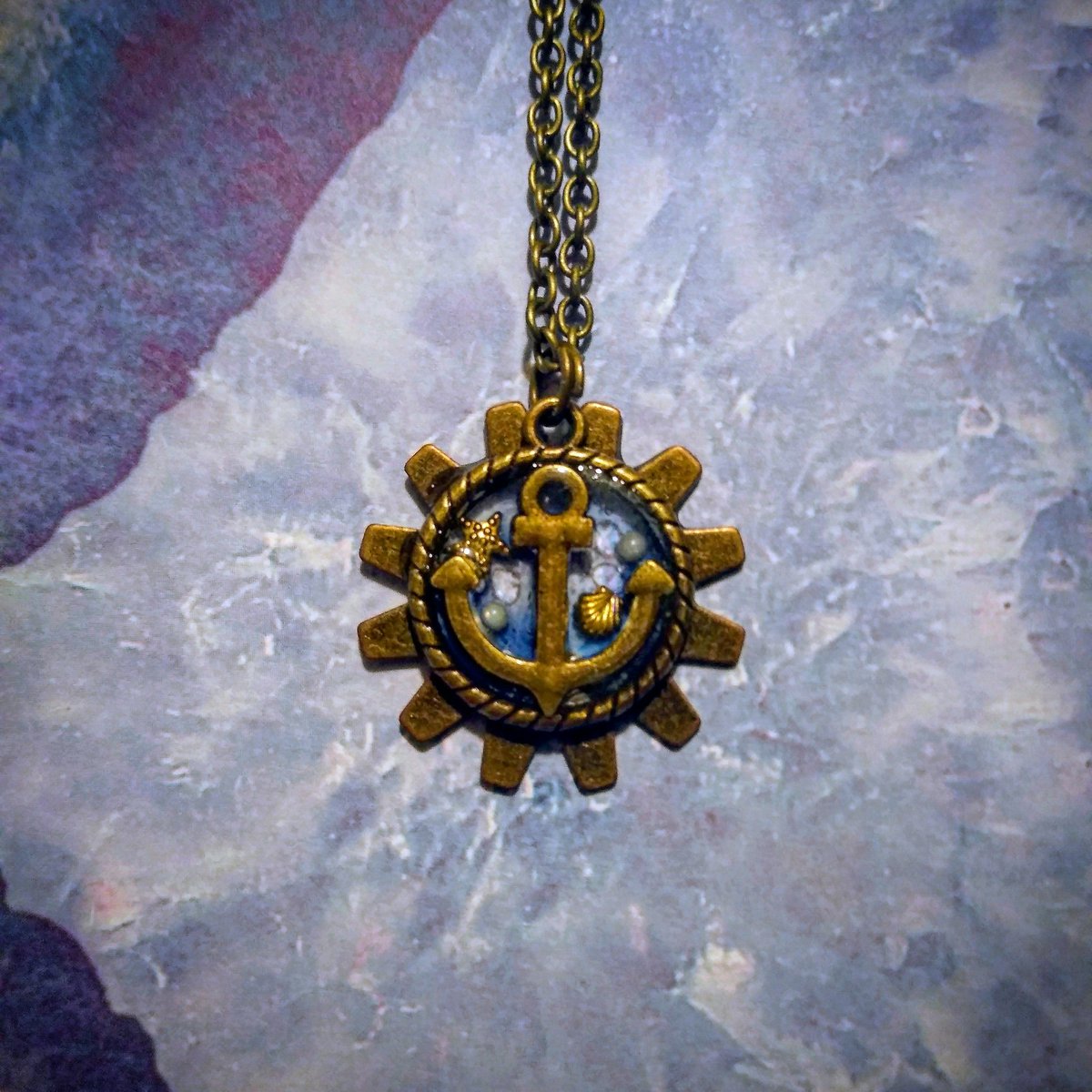 pandartpaint's tweet photo. A pretty ⚓️  anchor :)   

#anchor #sea #navy #gears #gear #purple #bronze #necklaces #necklace #jewelry 
#pretty #handmadejewelry #handmade #picoftheday #pictureoftheday #resincrafts #resin #resinart #resinjewelry 
#seashells  #fashion #chain https://t.co/4hYQLooc3e