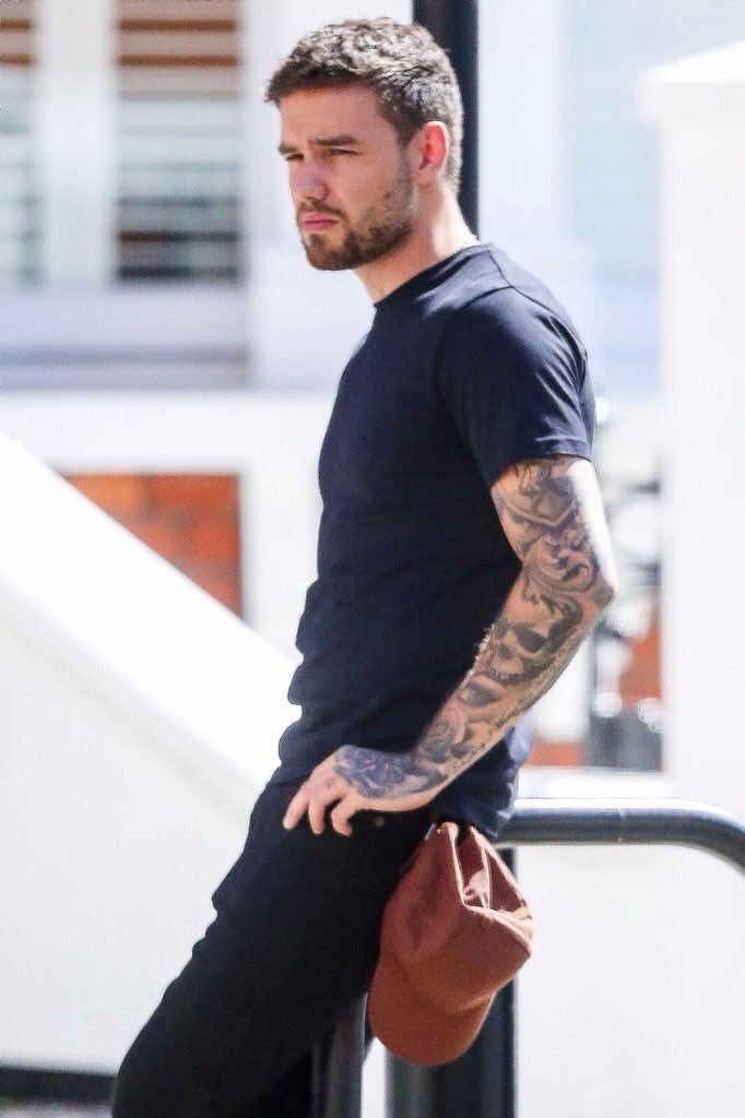 perriexcellence's tweet photo. @EquipeLiamPayne Minha família como sempre contra meu casório com o Liam mereço #AskPayners https://t.co/AlW2koVnRb