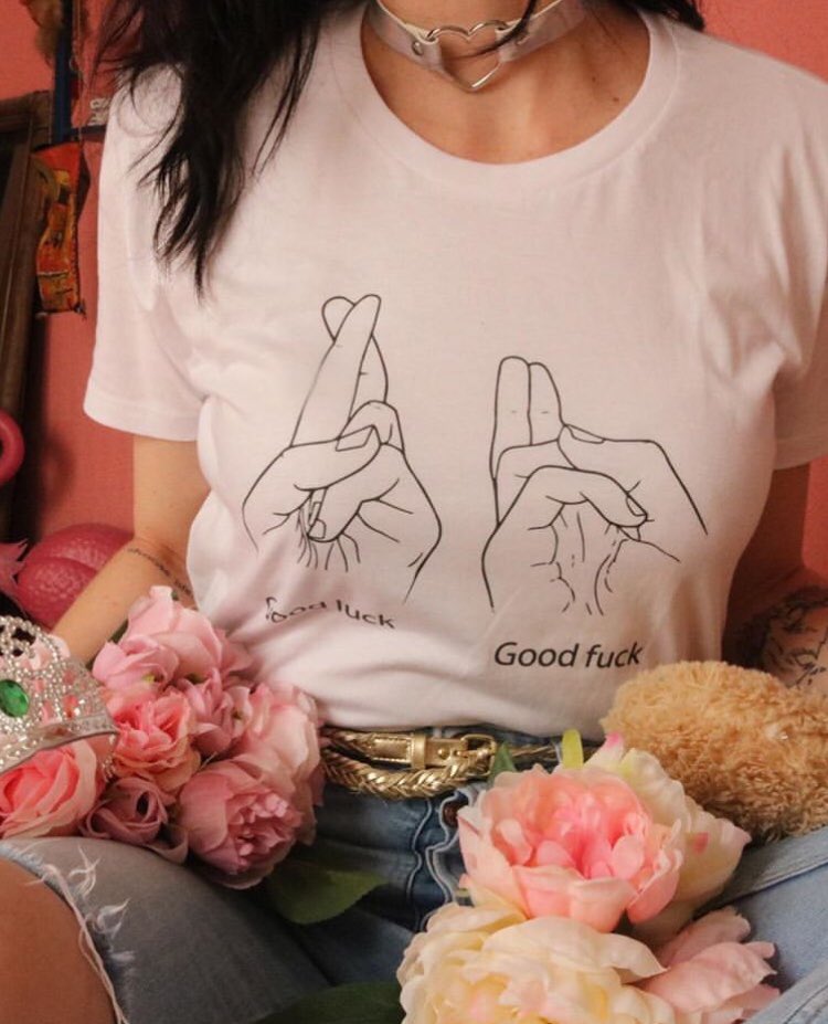 LehallFr's tweet photo. IL EST ENFIN LÀ👏🏽le premier tee-shirt de @cecile_hoodie est en vente, limité en exemplaires et en durée (la vente dure une semaine🤷🏽‍♀️)Le lien est dans la story Instagram du hall 🤙🏽 on vous y attends👅Si vous aimez quand c’est bien fait, ce tee-shirt est fait pour vous✌🏻✌🏼✌🏽✌🏾✌🏿 https://t.co/DgV6fzguaW