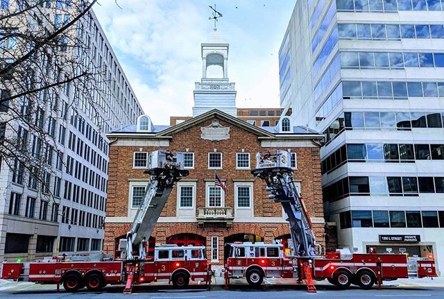 KempterFireWire's tweet image. Today is the last full day of front line service for @dcfireems Tower Ladder No. 3’s 2003 #Seagrave / #Aerialscope. The new 2018 rig will be placed in-service tomorrow. Members assigned to the Company have spent hundreds of hours training and preparing t… ift.tt/2CGHp67