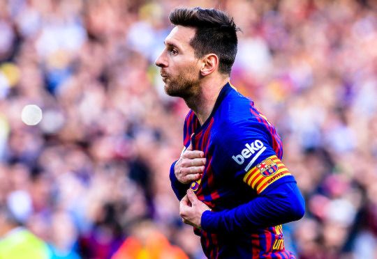 FCBarcelonaTha1's tweet photo. ลิโอเนล เมสซี่ ระหว่างการฉลองประตูของเขา ด้วยการจูบไปที่ตราสโมสรบาร์เซโลน่าอีกครั้ง ในเกมที่พวกเขาเอาชนะเอสปันญ่อล 2-0 เมื่อช่วงค่ำคืนที่ผ่านมา  🔵🔴 #FCBarcelona #FCBTh #Barca https://t.co/TfU79GOm43
