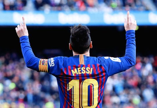 FCBarcelonaTha1's tweet photo. ลิโอเนล เมสซี่ ระหว่างการฉลองประตูของเขา ด้วยการจูบไปที่ตราสโมสรบาร์เซโลน่าอีกครั้ง ในเกมที่พวกเขาเอาชนะเอสปันญ่อล 2-0 เมื่อช่วงค่ำคืนที่ผ่านมา  🔵🔴 #FCBarcelona #FCBTh #Barca https://t.co/TfU79GOm43