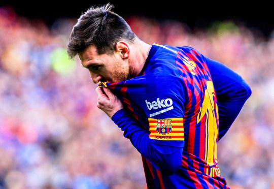 FCBarcelonaTha1's tweet photo. ลิโอเนล เมสซี่ ระหว่างการฉลองประตูของเขา ด้วยการจูบไปที่ตราสโมสรบาร์เซโลน่าอีกครั้ง ในเกมที่พวกเขาเอาชนะเอสปันญ่อล 2-0 เมื่อช่วงค่ำคืนที่ผ่านมา  🔵🔴 #FCBarcelona #FCBTh #Barca https://t.co/TfU79GOm43