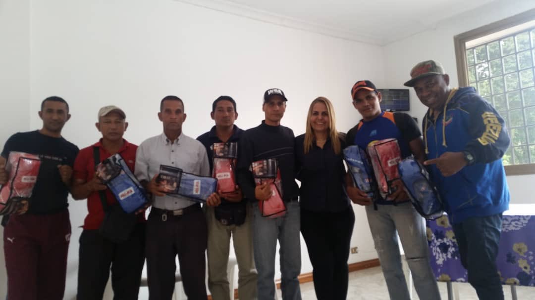 fevebox's tweet image. La Pdta de #Fevebox @LUISABENITEZSUC hizo entrega de material deportivo a las Asociaciones de Venezuela 👏